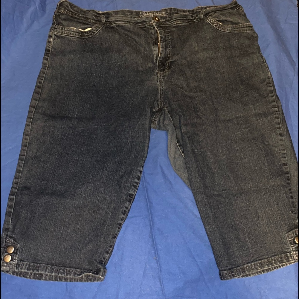 EUC Faded Glory Denim capris SIZE 24